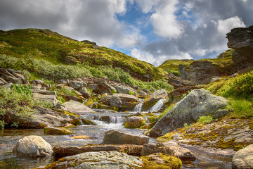 Bach in den Bergen, Fjell Landschaft, glasklares Wasser