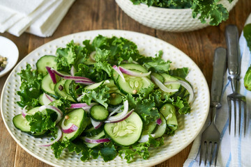 Salad with kale, cucumbers and red onions