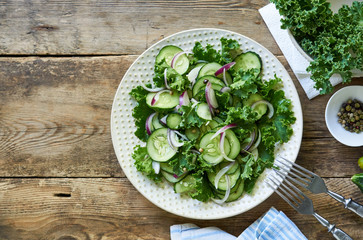 Salad with kale, cucumbers and red onions