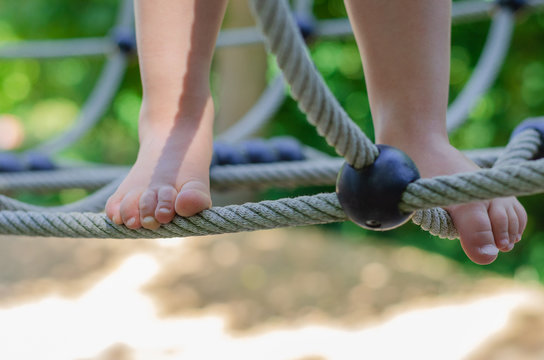 Kinderf&uuml;&szlig;e beim klettern