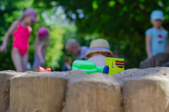 Kinder im Sandkasten