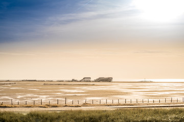 Pfahlbauten am Strand von St. Peter Ording im Sonnenlicht