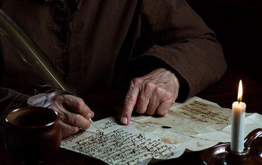 Schrift im Mittelalter, Hände schreiben alten Brief