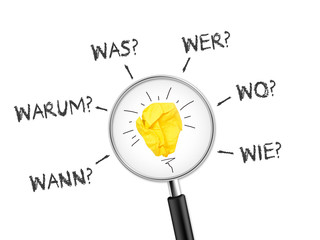 Lupe mit Papierkugel als Glühbirne und den Fragenwörtern Wann, Warum, Was, Wer, Wo und Wie