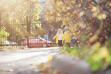 Obraz premium Children walk in the autumn park