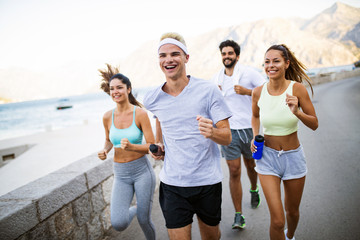 Obraz premium Outdoor portrait of group of friends running and jogging in nature