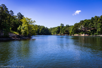 Naklejka premium Dom nad jeziorem w lecie