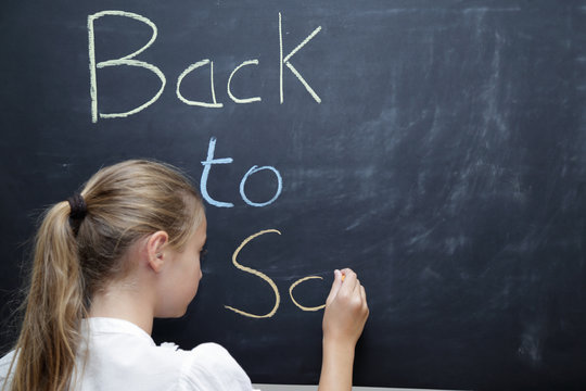 Giovane studente scrive alla lavagna