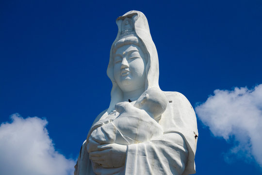 Large Bodhisattva statue 