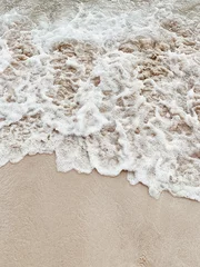 Fotobehang Cappuccino Prachtig tropisch strand met wit zand en zee met witte schuimige golven op Phuket, Thailand. Minimale compositie met neutrale kleuren. Zomer en reizen concept. Natuurlijke achtergrond.