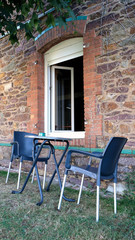 Fototapeta na wymiar terrasse de café près de la fenêtre