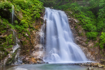 夏の山梨県北杜市 石空川渓谷 ニの滝(初見の滝)