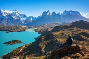 Fototapete Cuernos del Paine Wanderer am Mirador Condor mit herrlichem Blick auf die Felsen von Los Cuernos und den Pehoe-See im Nationalpark Torres del Paine, Patagonien, Chile