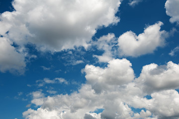 Aydınlık gökyüzü ve bulutlar