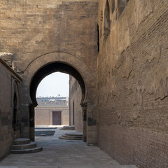Fototapeta premium Łuk w jednym z przejść otaczających meczet Ibn Tulun, średniowieczny Kair, Egipt
