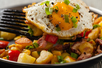 Traditional American hash with fried eggs. Front view. - obrazy, fototapety, plakaty