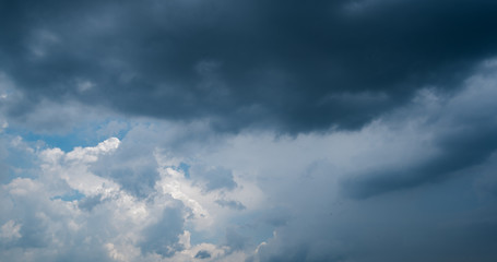 Obraz premium dark storm clouds with background,Dark clouds before a thunder-storm.