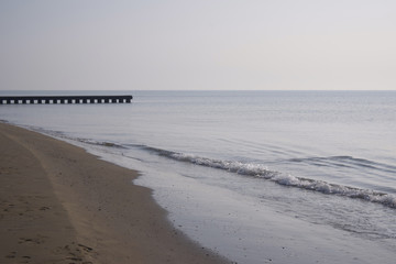 mare visto dalla spiaggia con pontile
