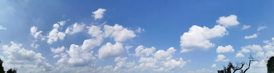 Fototapeta na wymiar Himmel Panorama mit weißen Wolken am blauen Himmel