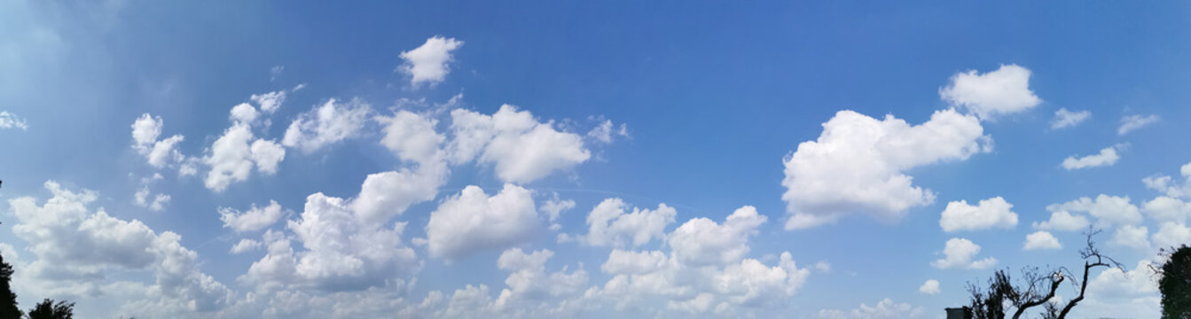 Himmel Panorama mit weißen Wolken am blauen Himmel