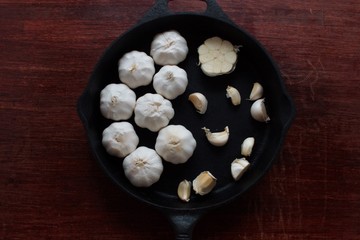raw garlic in cast iron