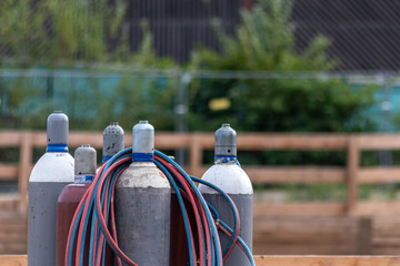 Gasflaschen für verschiedene Schweißverfahren auf einer Baustelle sind brandgefährlich und...