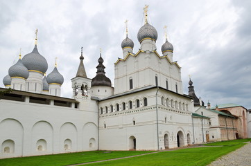 Fototapeta na wymiar Gate Church of the Resurrection in the Rostov Kremlin. Rostov the Great, Yaroslavl region, Russia. The Golden Ring of Russia 