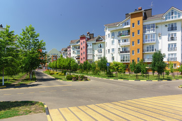 Obraz premium Low-rise building on the street in the neighborhood of Goethe Avenue German Village in Krasnodar