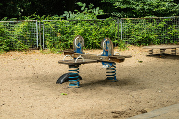 Brinquedos para crianças em um parque publico. Alemanha