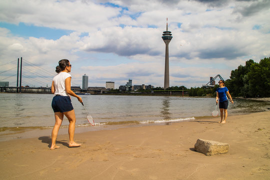 Jogando Badminton na praia do rio Reno em Dusseldorf na Alemanha