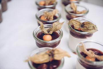 Hochzeitstorte mit Blumen und Beeren und weißem Zuckerguss.