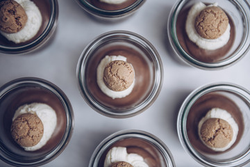 Hochzeitstorte mit Blumen und Beeren und weißem Zuckerguss.