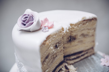 Hochzeitstorte mit Blumen und Beeren und weißem Zuckerguss.