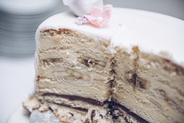 Hochzeitstorte mit Blumen und Beeren und weißem Zuckerguss.