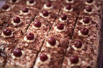 Hochzeitstorte mit Blumen und Beeren und weißem Zuckerguss.
