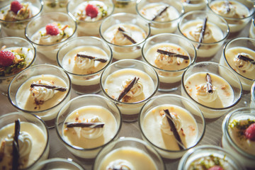 Hochzeitstorte mit Blumen und Beeren und weißem Zuckerguss.