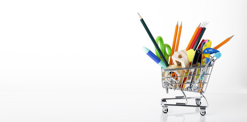 Carrello con materiale didattico per la scuola