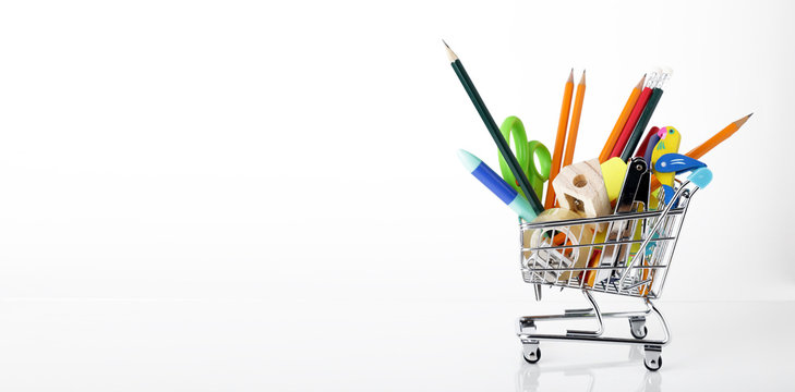Carrello con materiale didattico per la scuola