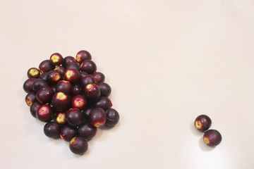 Pechiche, fruta es parecida a la cereza, pero de color negro y con ella se elabora un dulce.