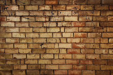 Obraz premium Old yellow brick wall background with natural vignette