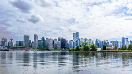 Fototapeta premium Sylwetka Vancouver widziana z Stanley Park