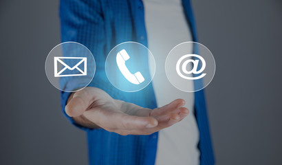 man choosing mail as a contact method in screen