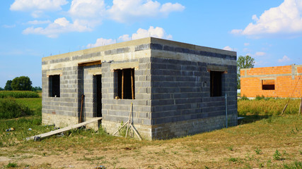 Fototapeta na wymiar Niedokończony budynek mieszkalny z pustaków na wsi