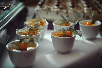 Hochzeits Dessert Buffet mit Creme Brulee in kleinen Schalen. 