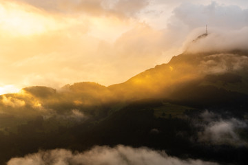 wunderschöner Sonnenaufgang mit viel Nebel und Dunst in Reith bei Kitzbühel Tirol Österreich im Sommer