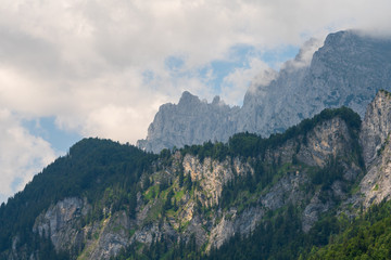 Gebirgskamm mit vielen Wolken