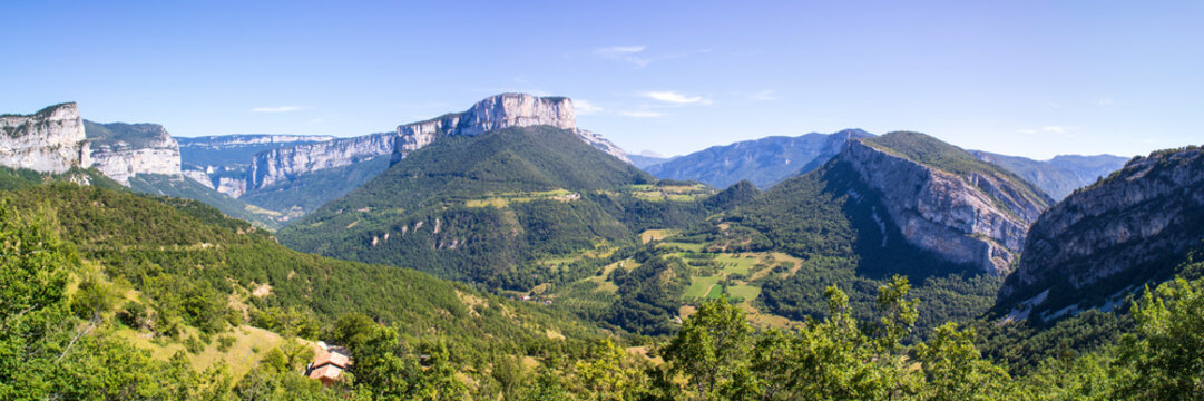Panorama sur le massif du Vercors depuis le col de Toutes Aures, Choranche, Isère, France