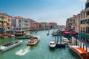 Fototapeta na wymiar Blick von der Rialtobrücke auf das farbenfrohe Venedig auf Canal Grande mit Gondeln