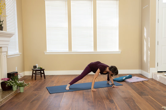 Yoga spiderman side lunge left