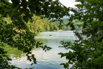 Blick auf den Hechtsee mit Fischerboot in Tirol Österreich